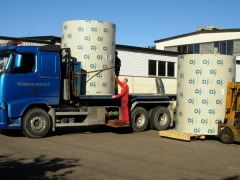 Plasttankar p� v�g till en kund